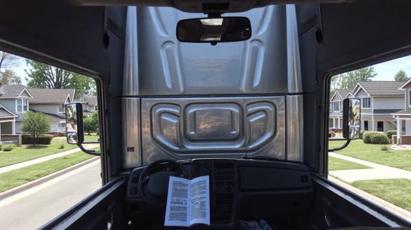 Guide pratique pour choisir un camion avec hayon pour déménager